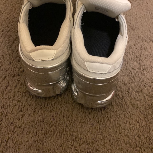 adidas Ozweego
Raf Simons Cream White Silver Metallic - Picture 3 of 3